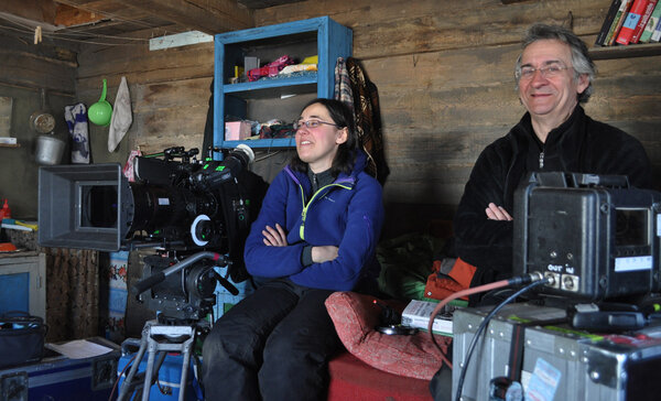 Cinéma animalier - Anne-Angèle, assistante "Data Manager", et Frédéric, alias Steven, prennent beaucoup de plaisir à faire des plans de 2<sup class="typo_exposants">e</sup> équipe même quand il s'agit d'attendre plusieurs heures une mésange… qui n'arrive pas ! <i>(Photo Charlotte Chauffour, administratrice de production, vendredi 13 mars)</i>