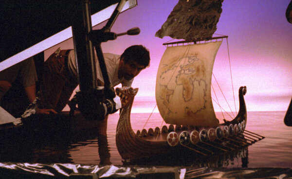 Christophe Grelié, surveillant si le périscope passe, sur le tournage d'une maquette de bateau pour "L'Émigré", de Youssef Chahine, en 1994