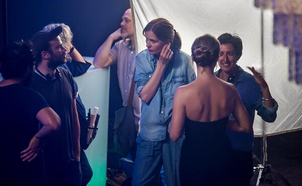 De g. à d. : Simon Beaufils, Justine Triet (au centre) et Virginie Efira (de dos) - Photo : Cédric Sartore