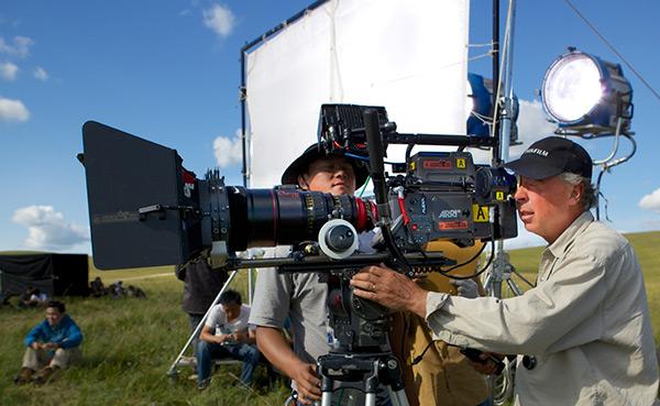 Jean-Marie Dreujou, AFC, tourne en 3D "Le Dernier loup" pour Jean-Jacques Annaud Thales Angénieux s'entretient avec le directeur de la photographie