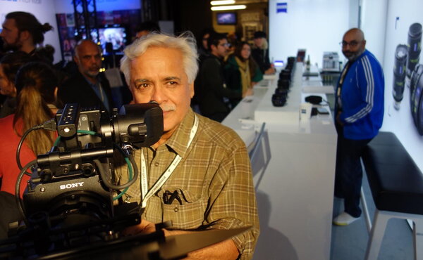 Anil Mehta sur le stand de Zeiss à Camerimage. Derrière lui Snehal Patel, Zeiss Amériques