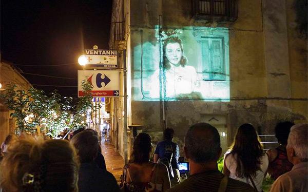 Déambulation cinématographique sur des murs de Paris La rue est un cinéma et le mur, un écran