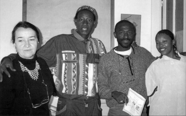 De g. à d., Andrée Davanture aux côtés des réalisateurs Drissa Touré, Mansour Wade et Fanta Regina Nacro dans les années 1980 - Photo Claude Le Gallou - <i>CinémAction</i> n° 106