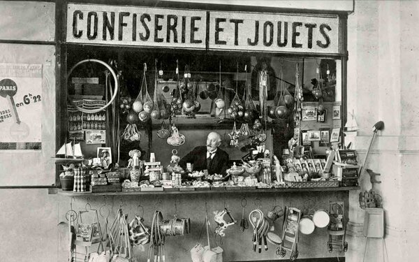 Méliès devant la deuxième boutique de la gare Montparnasse - Photographie, vers 1930 - Cinémathèque française