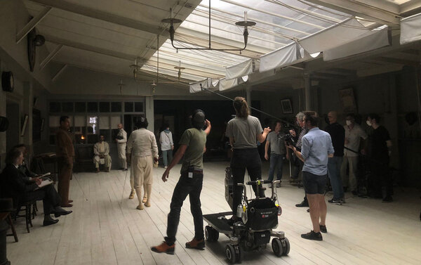 Sur le tournage : Lucie Baudinaud, sur la dolly, et Marc Wilhelm, à gauche. - Photo Clémence Gillard, seconde assistante opératrice.