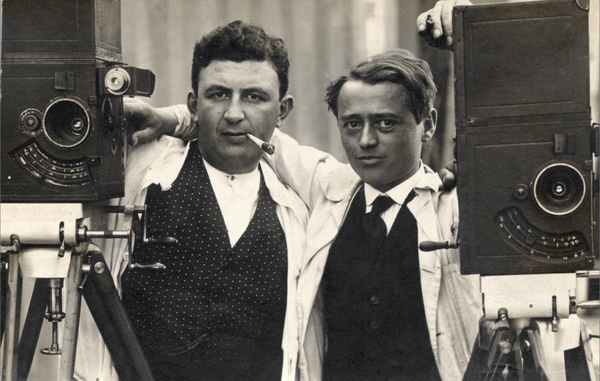 Karl Freund et Axel Graatkjaer au milieu des années 1910 avec leurs caméras Prévost - © Danske Filminstitute