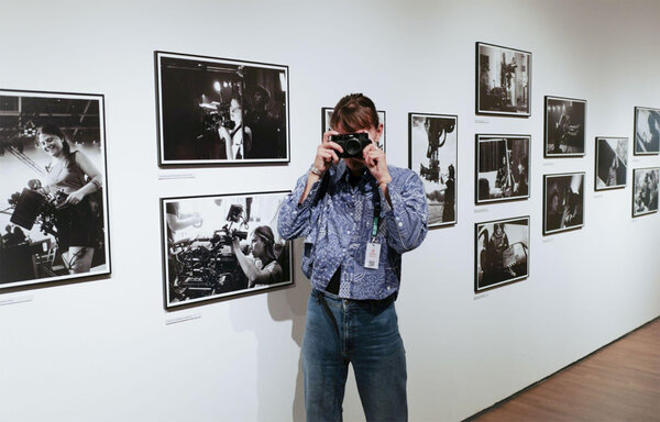 Clara Pauthier au vernissage de son exposition "Femmes d'ombres et de lumière", présentée dans le cadre de l'édition 2024 de Camerimage