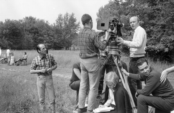 Tournage de “La Vie de château” : Pierre Lhomme (à gauche), Jean-Paul Rappeneau (derrière la caméra) et la scripte Elisabeth Rappeneau - Archives personnelles Pierre Lhomme