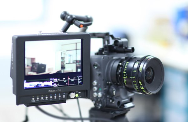 Métadatas d'optiques Zeiss lues sur le CineMonitorHD de Transvideo