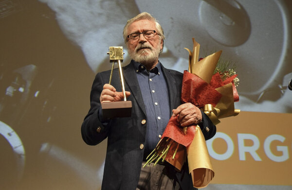 Yorgos Arvanitis recevant le “Golden Camera 300 for Life Achievement award” - Photo Festival Manaki Brothers