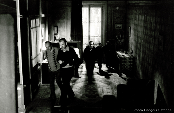 Sven Nykvist sur le tournage du " Locataire " - Sven avec son chef électricien Louis Gasperina dans le même décor. En arrière plan, Marc Grunebaum.