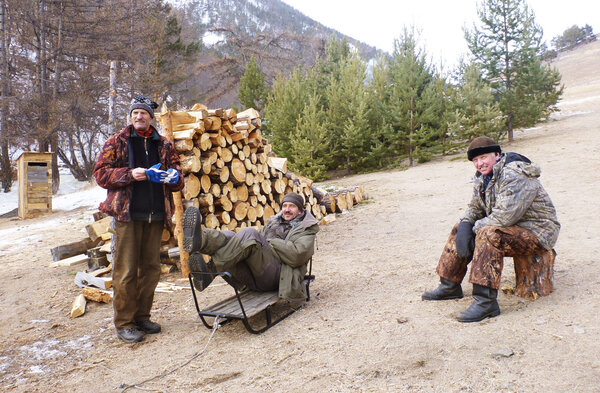 Nicolas, Segueï et Sacha - Benjamin coordonne à merveilles les forces vives qui connaissent le lac Baïkal mieux que n'importe qui… <i>(Photo Benjamin Vial, chef machiniste, vendredi 6 février)</i>