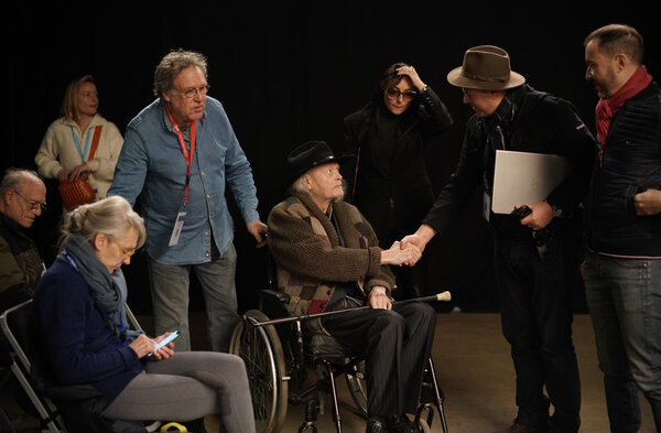 Jean-Yves Martin saluant Pierre-William Glenn au Micro Salon AFC 2023, entre Agnès Godard, Dominique Gentil, Myriam Guedjali et Fabien Pisano - Photo David Quesemand