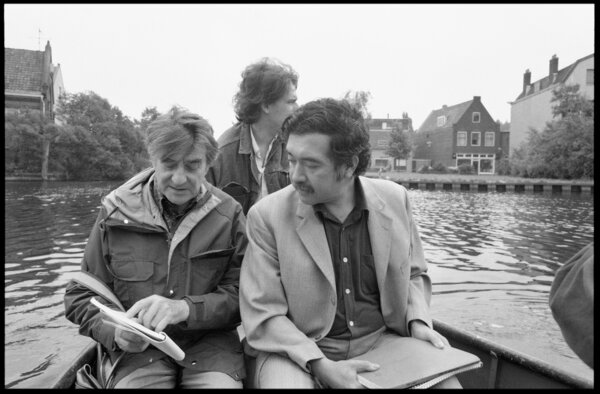 Henri Alekan et Raoul Ruiz sur la barque qui mène à la maison où fut tourné "Le Toit de la baleine", en mai 1982 - Photo François Ede