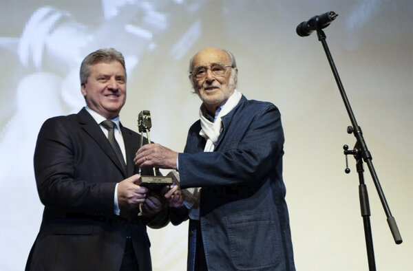 Presentation of the Camera 300 award to Pierre Lhomme by Gjorje Ivanov, President of the Republic of Macedonia - Photo Manaki Brothers – Pierre Lhomme's Personal Archives