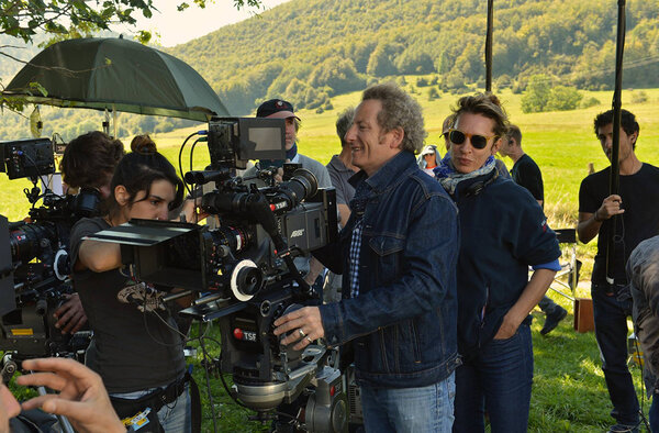 On the set, Guillaume Schiffman, at the camera, and Emmanuelle Bercot, AFC - Photo Luc Roux - Luc Roux