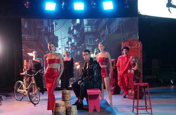 BTS d'un tournage pour la marque de mode Travis Taddeo dans le nouveau studio Arri de New York.