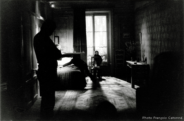 Sven Nykvist sur le tournage du " Locataire " - Nykvist dans le décor de Pierre Guffroy, dessiné en perspective inversée de manière à ce que le personnage s'éloignant de la caméra, semblait rapetisser. On aperçoit, au fond, Bruno de Keyzer.