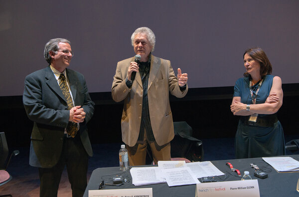 Pierre-William Glenn, entre Peter et Françoise Kirkpatrick, lors de sa Master Class au French Film Festival - Richmond, Virginie, en 2019 - Photo Pierre Courtois