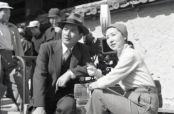 Shuji Sano et Kinuyo Tanaka sur le tournage de "La Lune s'est levée", en 1955 - © Nikkatsu