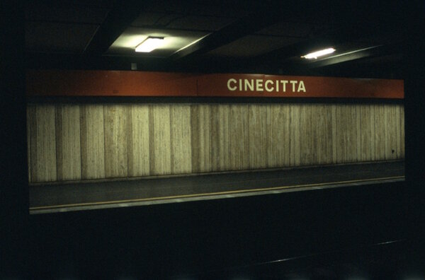 Cinecittà, Rome - « Aujourd'hui, ce cinéma historique est mort. Il reste bien quelques traces, ruines, bribes ou des métamorphoses comme la Cinecittà qui est devenue un grand studio de télévision ou Babeslberg qui renaît de ses cendres avec un équipement ultra technologique et une super école de cinéma. » – Crédit : Laure Vasconi / Courtesy Galerie Sit Down