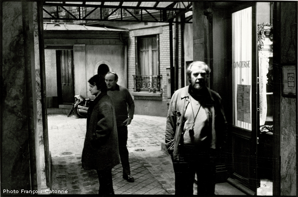 Sven Nykvist sur le tournage du " Locataire " - Sven semble, comme toujours, détendu, serein devant la loge de la concierge (Shelley Winter) du magnifique décor, construit à Epinay sur le plateau F.
