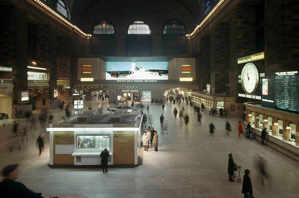Le hall de la gare centrale de New York et, en fond, un Colorama Kodak