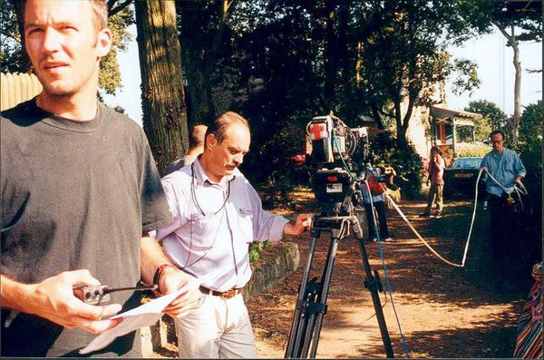 Sur le tournage de "Presque rien", de Sébastien Lifshitz, en 2000 - De g. à d. : Philippe Thiollier, en avant-plan, Pascal Poucet, réfléchissant, et Pierre Hémon, décamètre en mains au 3<sup class="typo_exposants">e</sup> plan - Archives Pierre Hémon