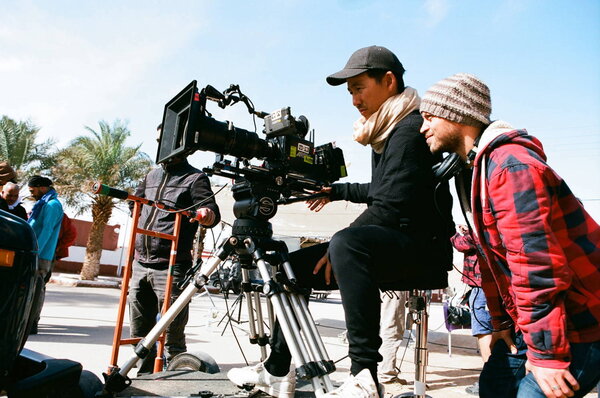 Kanamé Onoyama, à la caméra, et Amin Sidi-Boumédiène sur le tournage de "Abou Leila" - Photo Thomas Burgess