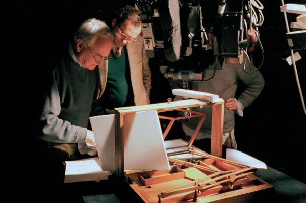 James Ivory et Humbert Balsan sur le plateau d'Excalibur pour le tournage de la séquence servant au générique du film "Jefferson in Paris", en 1995