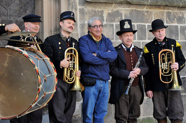 Sur le tournage de "Frantz", de François Ozon - Pascal Marti entouré des musiciens sollicités pour la séquence du marché, tournée à Quedlingburg – Photo Jean-Claude Moireau, PFA