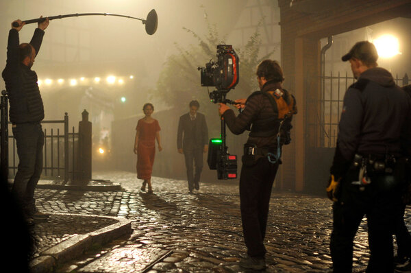 Sur le tournage de "Frantz", de François Ozon - Ce plan tourné au Steadicam fait suite à la nuit du bal, avec Paula Beer et Pierre Niney – Photo Jean-Claude Moireau, PFA