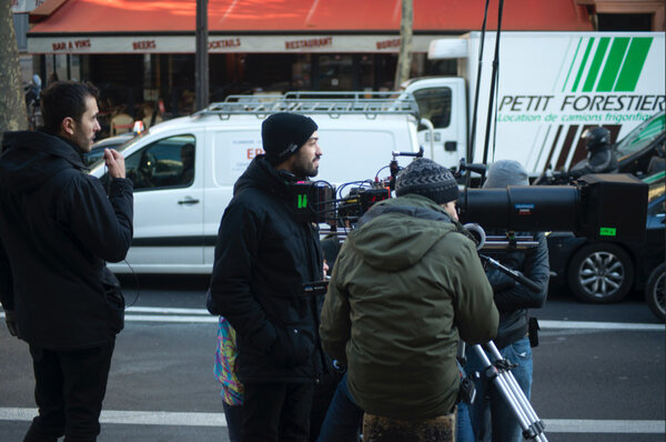 Paul Guilhaume, derrière la caméra, sur un tournage en extérieur au 150-450 mm - Photo Elsa Seignol
