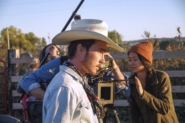 Brady Jandreau et Chloé Zhao sur le tournage de "The Rider’
