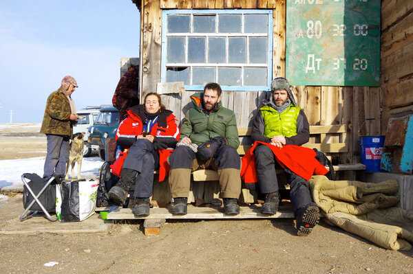 Lunch break - Marie-Sophie, the 1<sup class="typo_exposants">st</sup> assistant camera, Laurent, the sound engineer, and Cyril, the gaffer, during their lunch break… <i>(Photo by Timothy Joanin, 2<sup class="typo_exposants">nd</sup> assistant camera, Friday 13 February)</i>