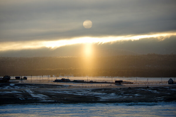 When the sun meets the moon... - <i>(Photo by Cyrille Girard, gaffer, Sunday 15 February)</i>