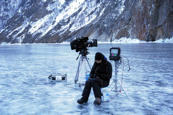 Des crampons pour Anne-Angèle - Anne Angèle, Data Manager, sort de sa tanière pour enfiler ses crampons et faire des plans sur la glace au crépuscule avec nous… <i>(Gilles Porte, samedi 14 mars)</i>