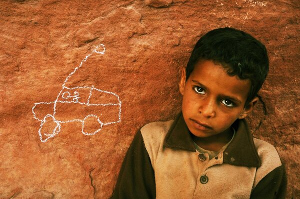 Elyes, Bedouin child - Desert of Wadi Rum. Included on the UNESCO's List of World Heritage Sites. I give a white pencil to Elyes, a 6-year-old Bedouin child. <i>(Gilles, June Saturday 21)</i>