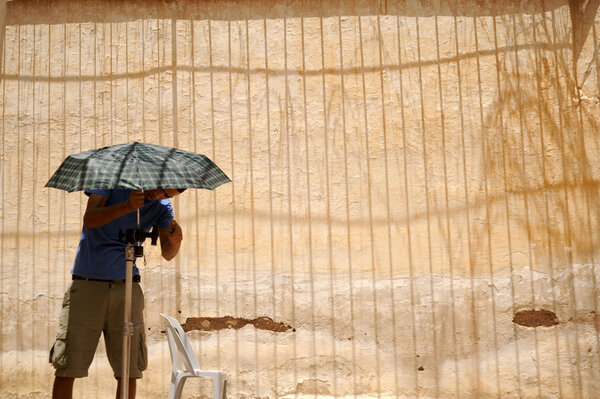 Zarqa - Je travaille avec deux seconds, un pour le plateau, un pour les back-up. Ahmad, 2<sup class="typo_exposants">e</sup> AC de plateau, apprend le fonctionnement de la rotule sous une pluie d'ombres – il fait une chaleur terrible. <i>(Samuel, dimanche 22 juin)</i>