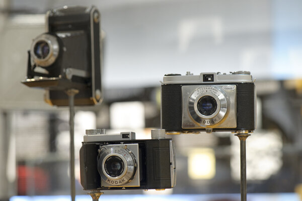Kodak 620 et boîtiers Kodak Pathé - Au centre, Retina 1 (1950) avec objectif 50 mm f.4,5 - Retinette f (1959) avec objectif 45 mm f.3,5 - Photo Marc Salomon