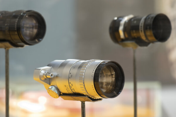 Au centre, objectif Angénieux 180 mm f.4,5 type P21 pour boîtier Exakta - Photo Marc Salomon