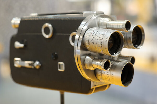 Caméra Ciné-Kodak K100 Turret, format 16 mm (USA) - Tourelle de trois objectifs Angénieux : 15 mm f.1,3 type R41, 25 mm f.1,4 type S41 et 75 mm f.2,5 type P3 - Photo Marc Salomon
