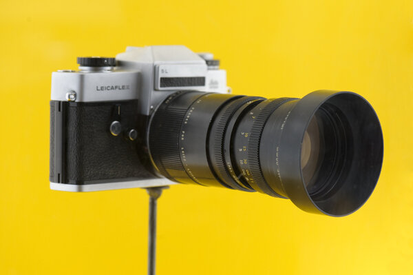 Boîtier Leicaflex et zoom Angénieux 45-90 mm f.2,8 - Photo Marc Salomon