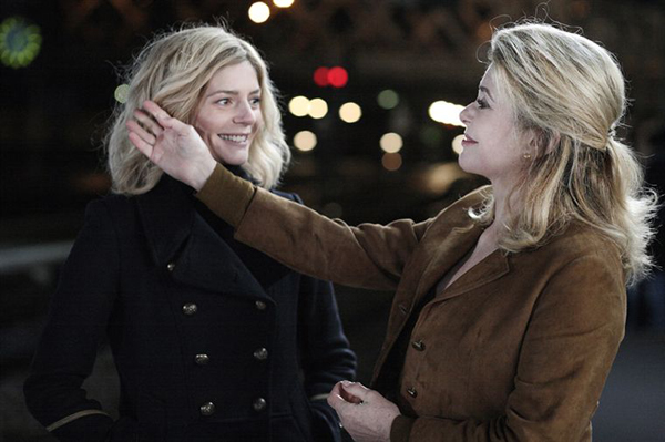 Chiara Mastroianni et Catherine Deneuve - Dans <i>Les Biens-aimés</i> de Christophe Honoré, photographié par Rémy Chevrin