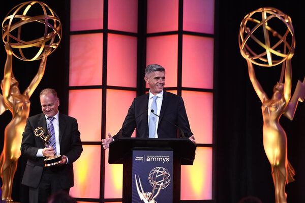 Glenn Kennel, PDG d'Arri, Emmy Award en mains, et D<sup class="typo_exposants">r</sup>. Matthias Erb, président du Comité exécutif