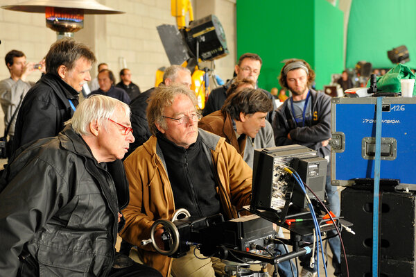 Pendant le tournage de la séquence de la Galerie des espèces disparues sur '"Océans" - De g. à d. : Christian Guillon, debout en arrière-plan, Luciano Tovoli, au 1er plan, Luc Drion et Jacques Cluzaud, penché au 2e plan