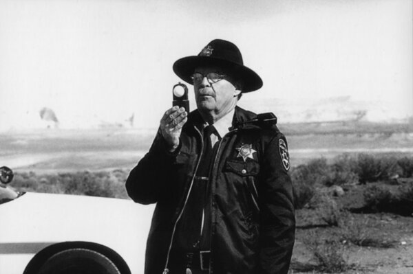 "Les policiers mesurent-ils la lumière ?", s'interroge Michael Chapman, chef opérateur et shériff dans "Evolution", d'Ivan Reitman, en 2000 - Photo extraite de l'album "Michael Chapman", édité par Camerimage, en 2016