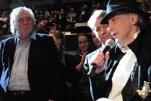 Ed Lachman et sa Grenouille d'or lors de la cérémonie de clôture de Camerimage 2015, John de Borman et Marek Żydowicz à sa droite - Photo Jean-Noël Ferragut
