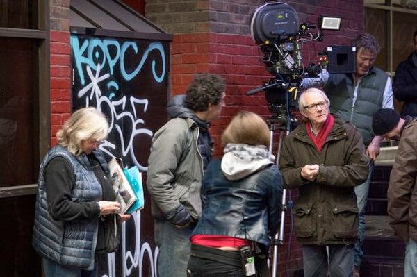 Ken Loach and Robbie Ryan, behind him, near the camera, on the set "I, Daniel Blake", in Newcastle - Photo by Joss Barratt / Sixteen Films