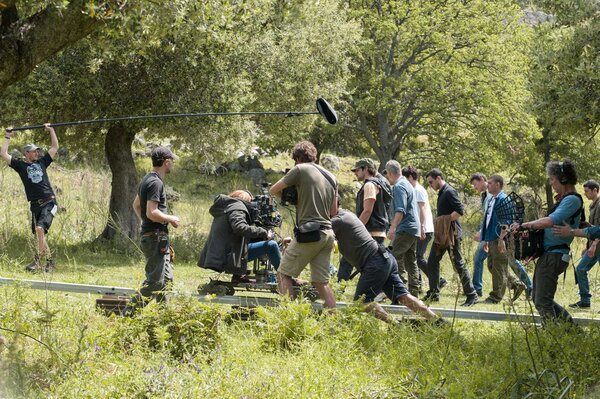 Tournage en extérieur - De g. à d. : Thomas Lachenais (perchiste), Ernesto Giolitti (chef électricien), Claire Mathon à la caméra, Alan Guichaoua (1er assistant opérateur), Ahmed Zaoui à la dolly et Martin Boisseau (chef opérateur du son) - Photo Elise Pinelli